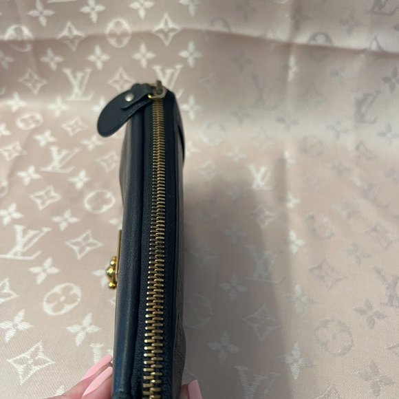 CHLOE Elsie Long Black Leather Wallet with Gold Tone Hardware - Picture 10 of 12